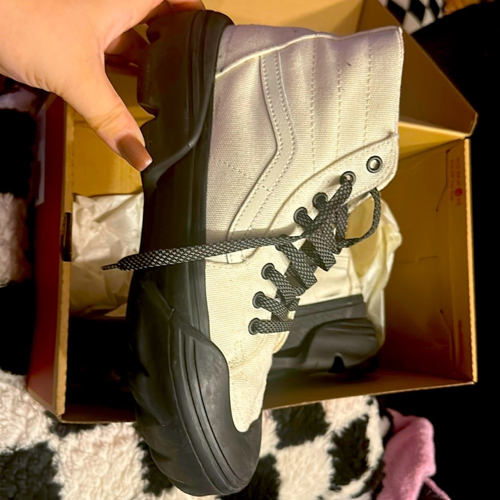 Black white skate, high vans shoes